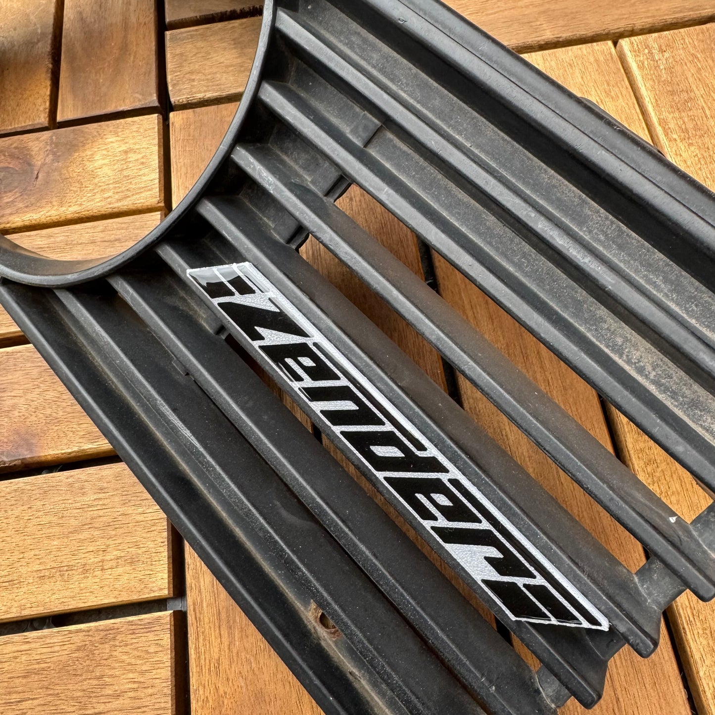 BMW e30 - zender grill badge